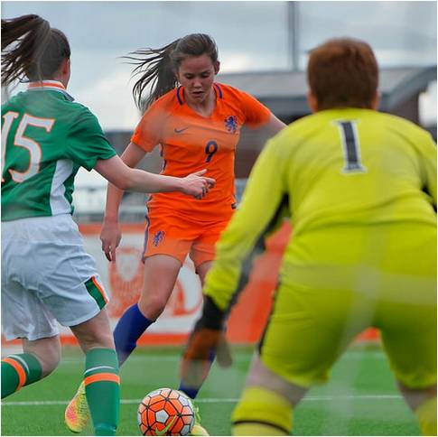 Lotje de Keijzer scoort twee keer in Nederlands team O15