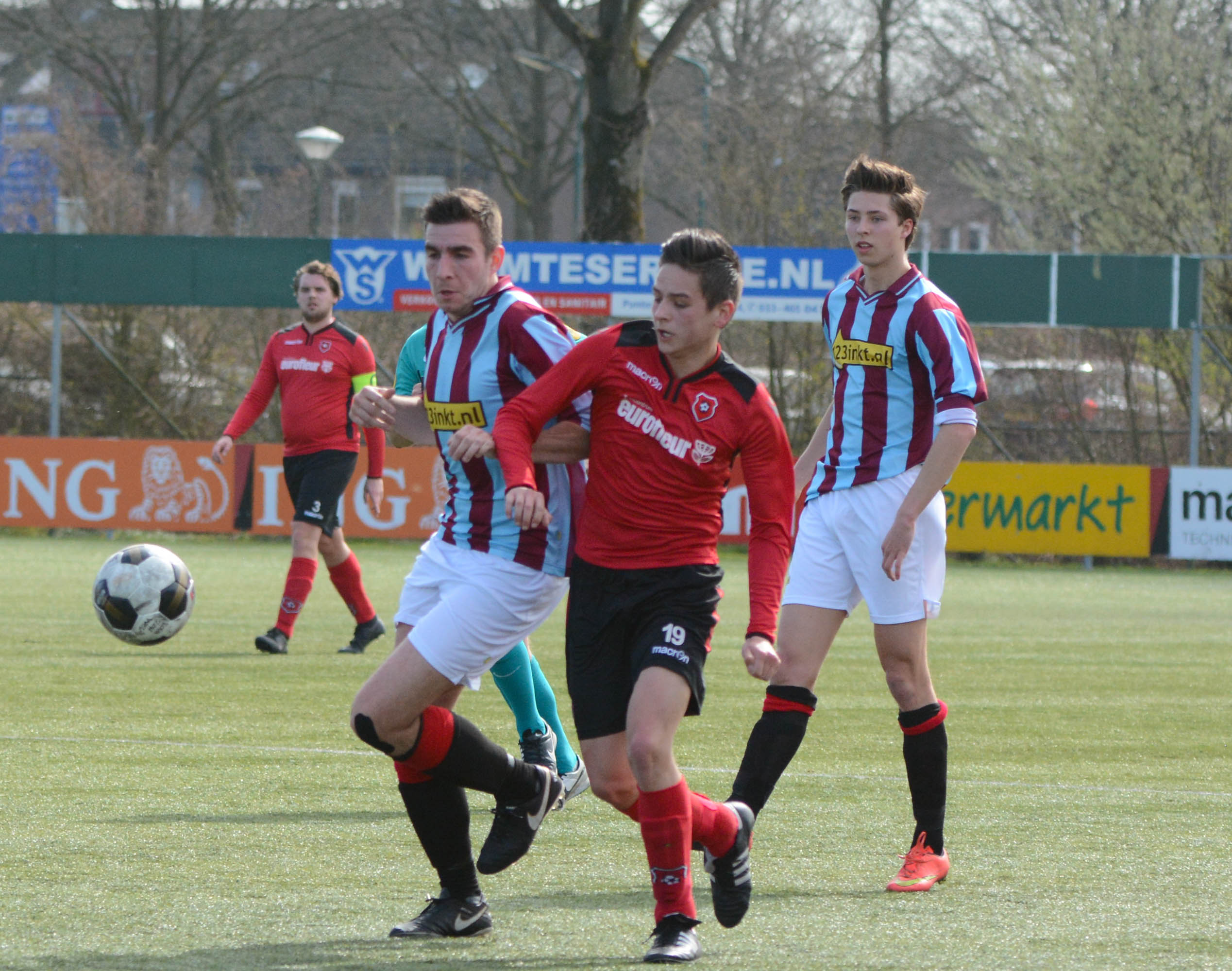 Roda46 (zon) speelt tegen koploper Vriendenschaar