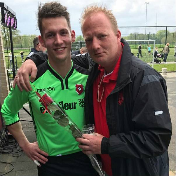 Bloemenhulde voor supporters van Roda’46 Zon1