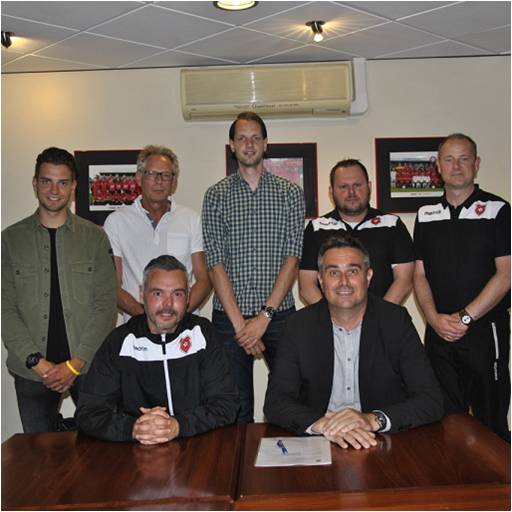 Selectietrainers tekenen contract