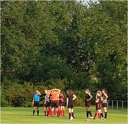 Trainen op veld2-2 4kant.jpg