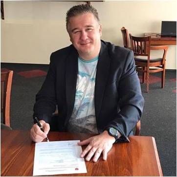 Trainer Dirk Struijk tekent contract