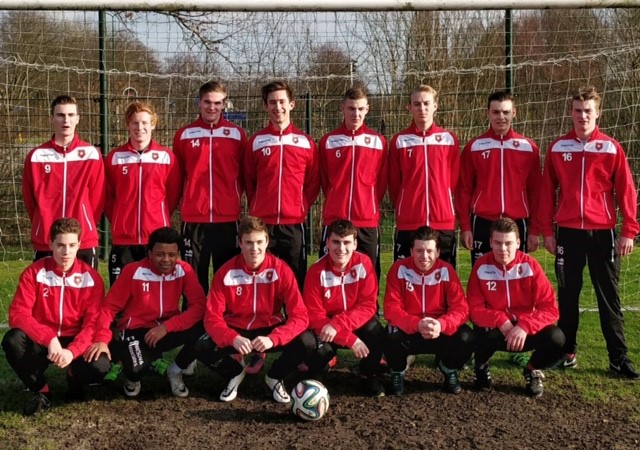 Sponsors schenken nieuwe trainingspakken aan JO19-4