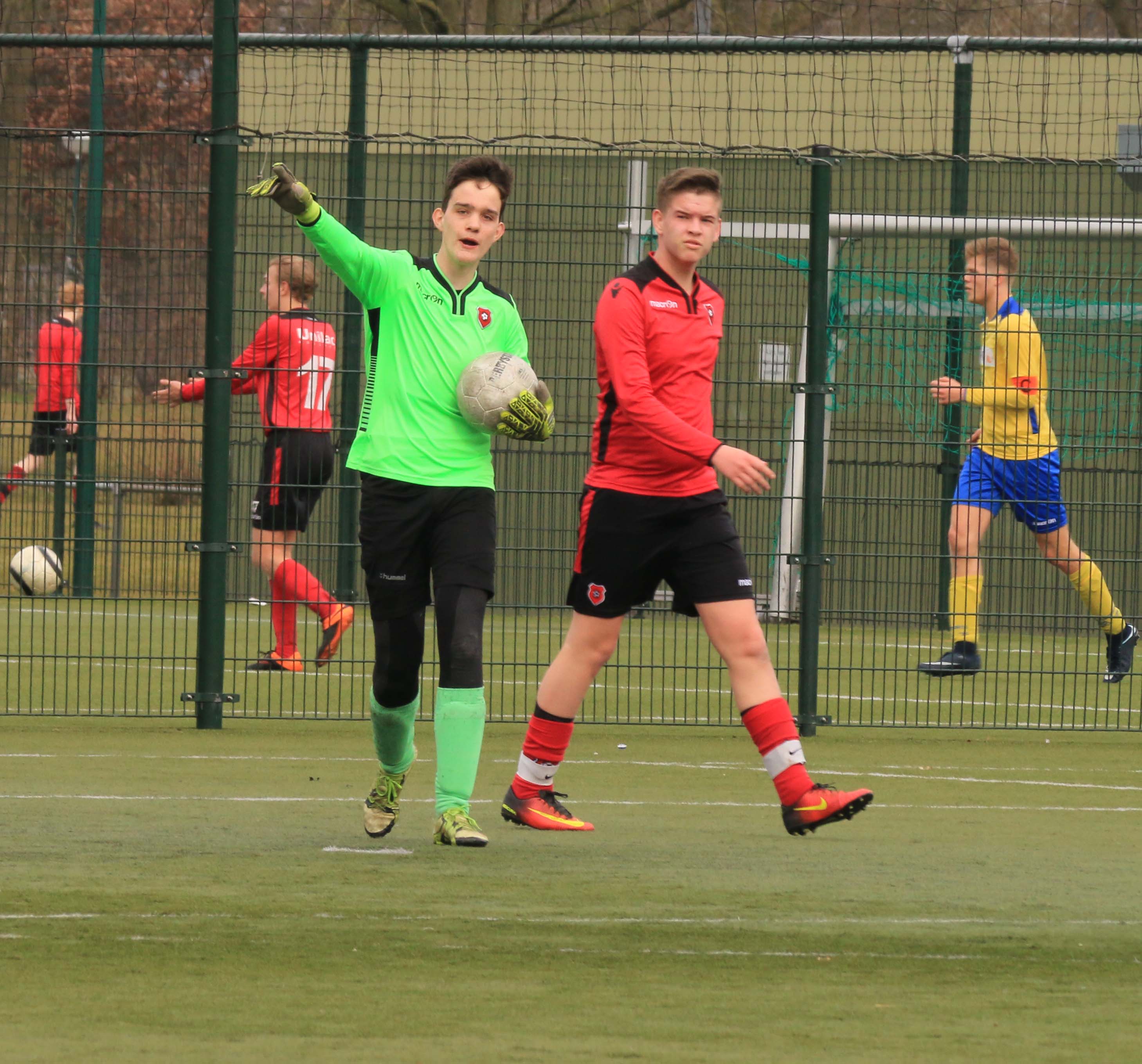 Keeper van JO16-2 voorkomt nog grotere nederlaag tegen Amsvorde JO16-1 (1-6)