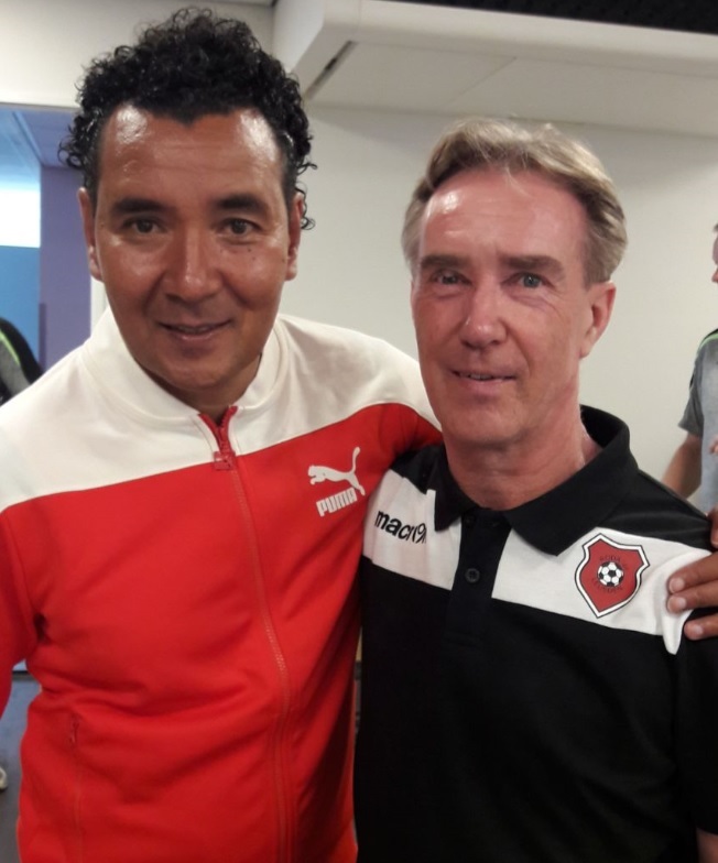 Fred Duijnstee assisteert Ricardo Moniz