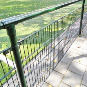 Alle fans achter de hekken!