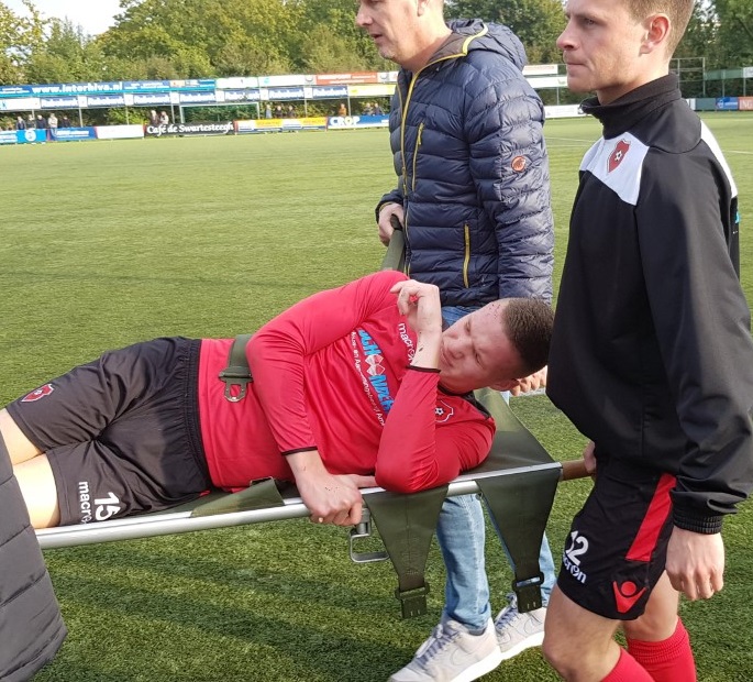 Koeleman valt in, scoort én breekt kuitbeen