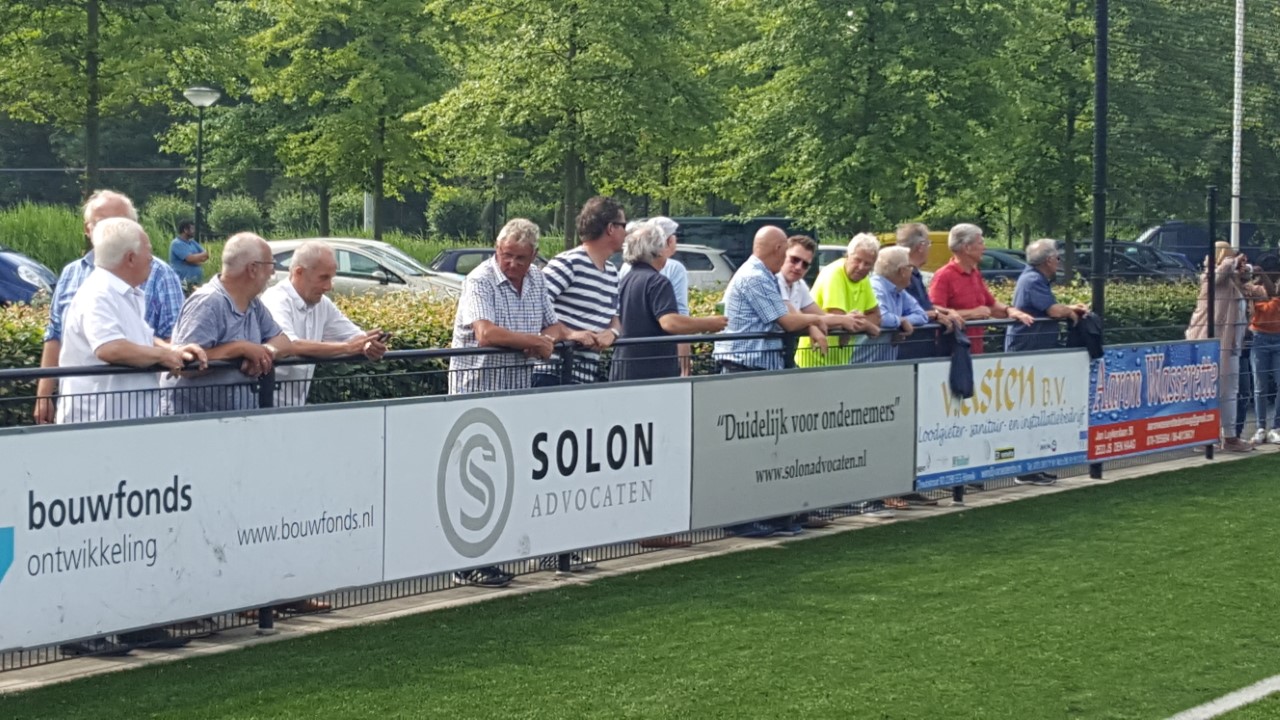Supporters achter de omheining