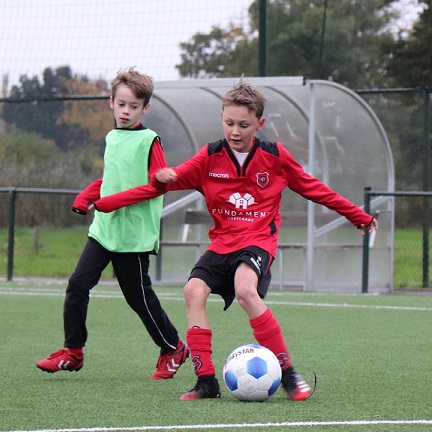 Onderling jeugdvoetbal vanwege Corona