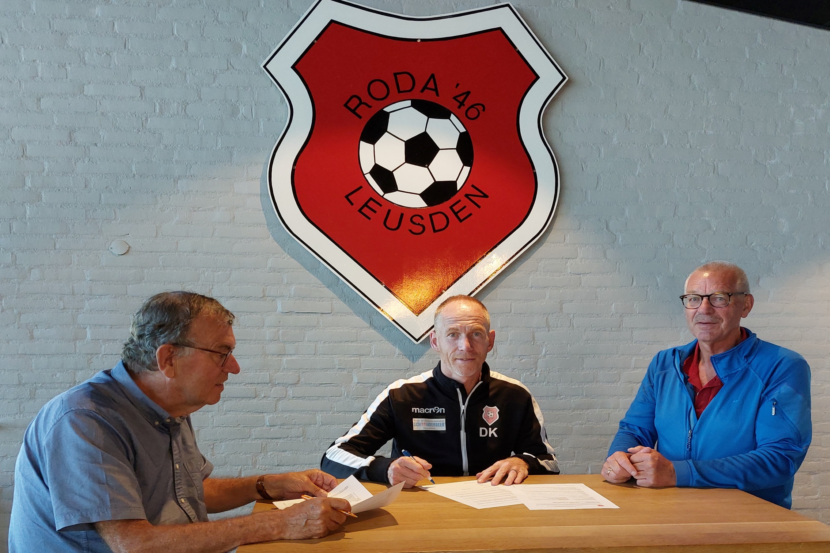 Trainers tekenen contract