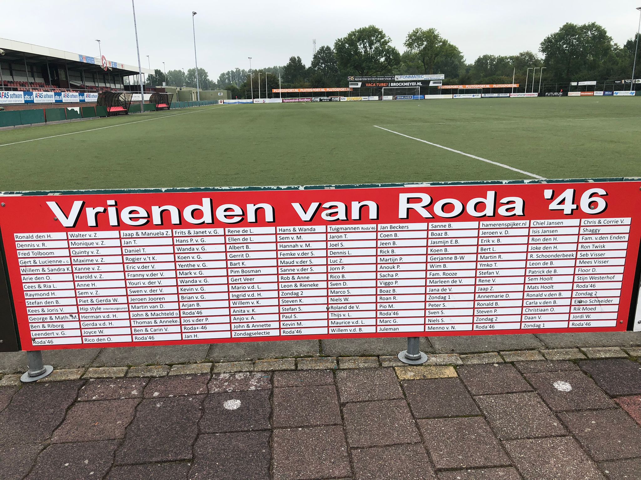 Reclamebord voor Roda’46 hangt voor kantine