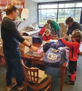 Pakketten voor vluchtelingenkinderen uit Oekraine gereed gemaakt bij Roda’46