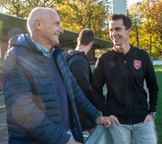 AD: Leon Corba 'spioneert' voor zoon Frank voor derby tegen Quick (1)