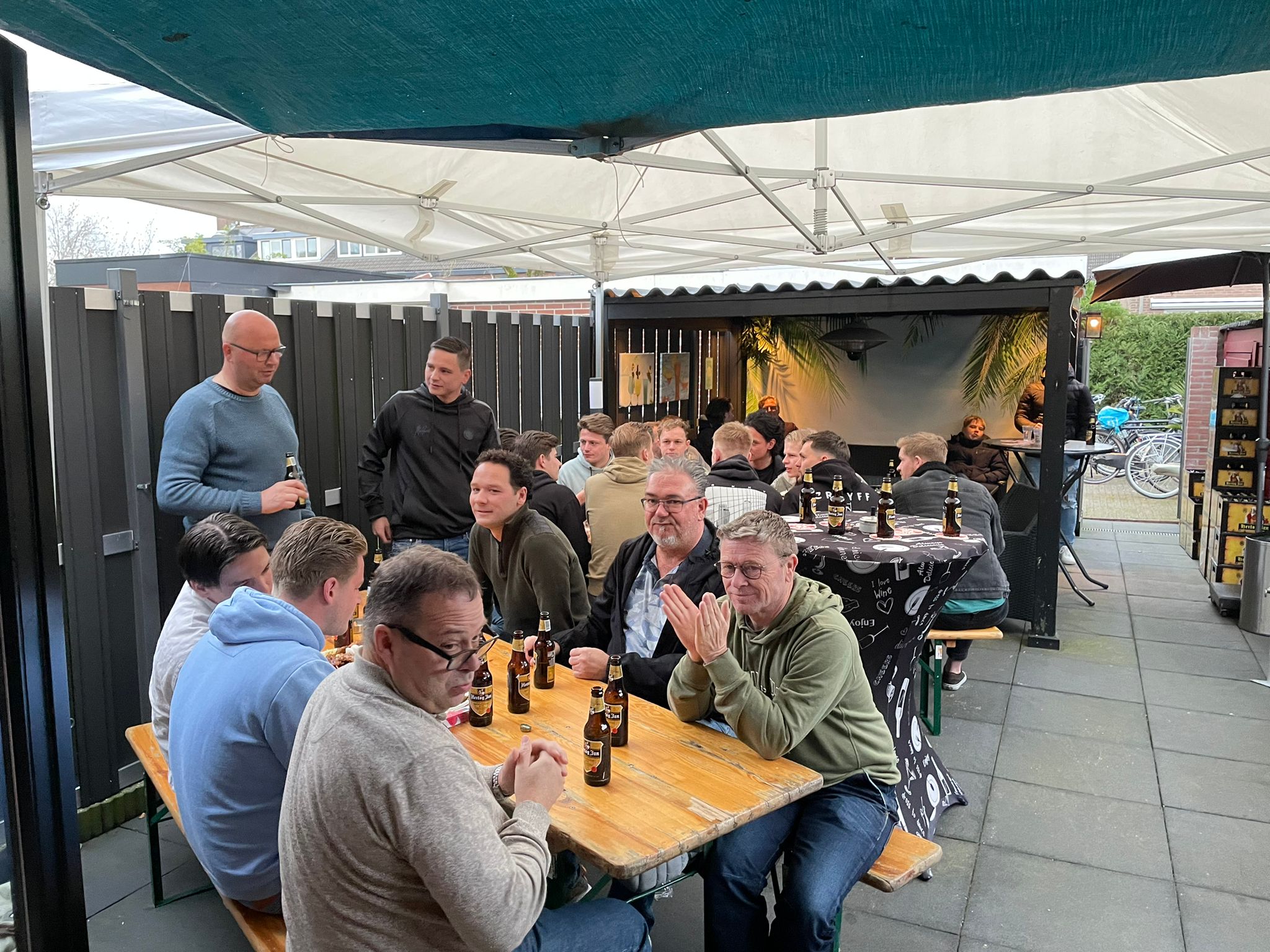 Zondagselectie geniet van Indonesische maaltijd