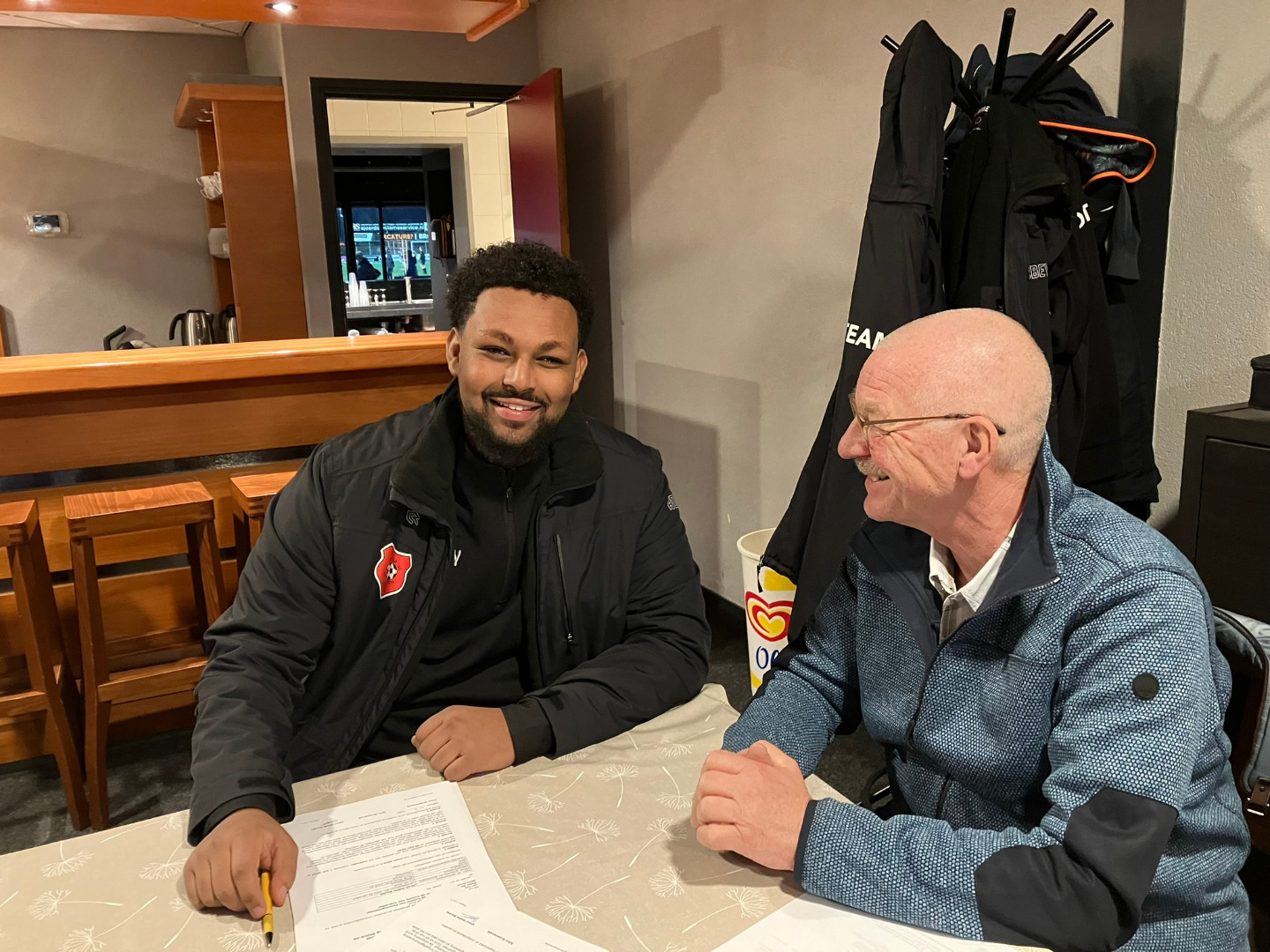 Efron Habte Beraki tekent contract 2024-2025.JPEG