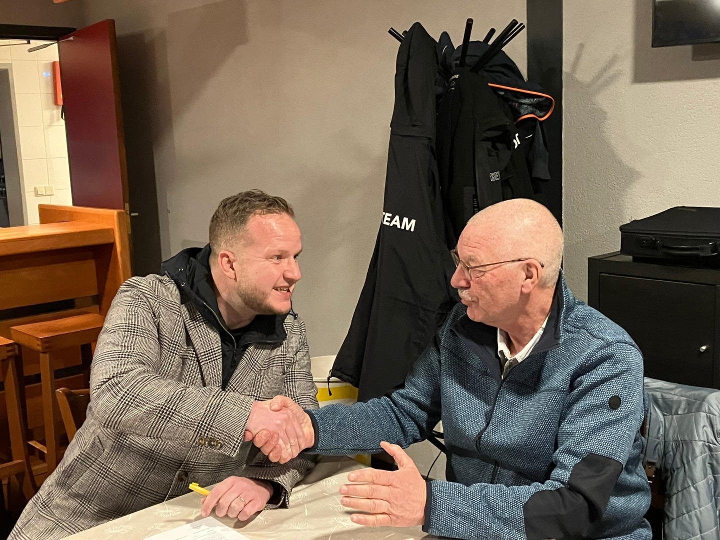 Jeffrey van Korlaar tekent contract 2024-2025.JPEG