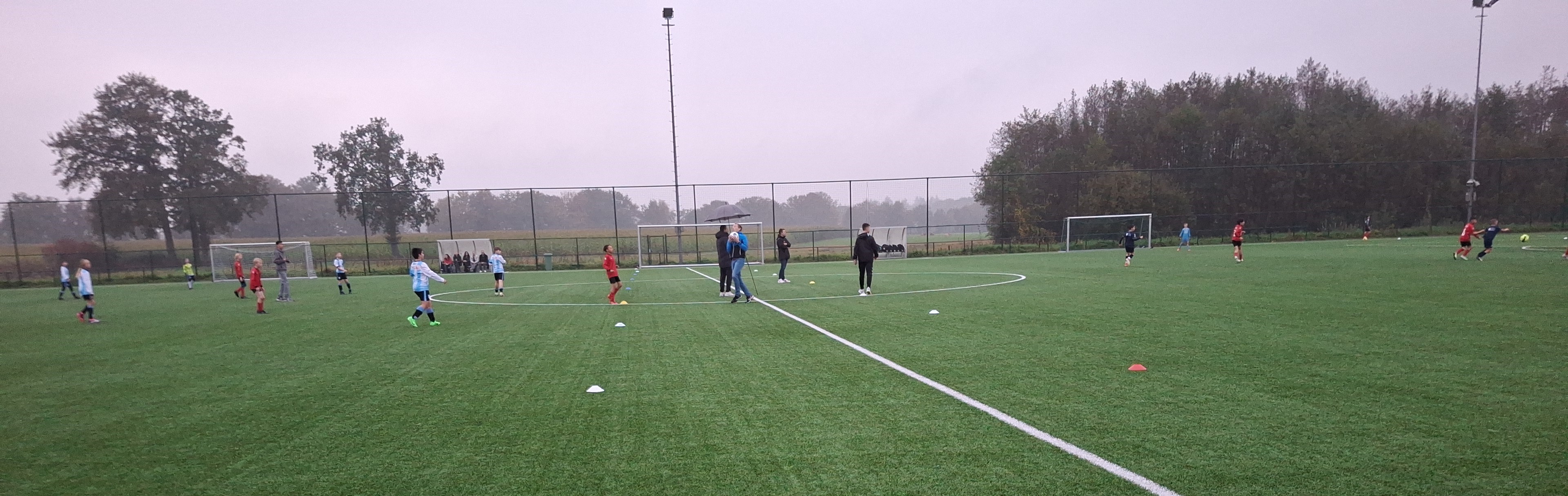 Oudere jeugd fluit jongere jeugd